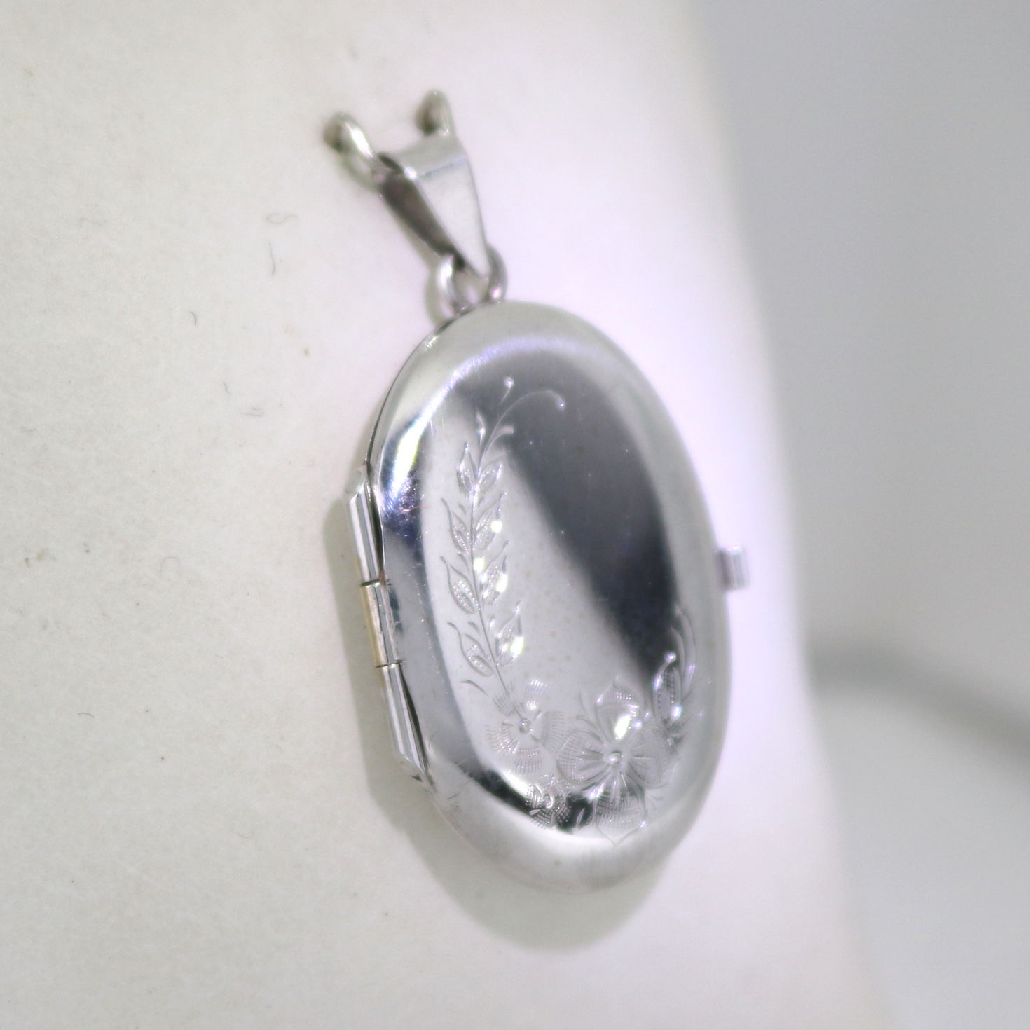 Valkokultainen kukkamedaljonki 30 mm