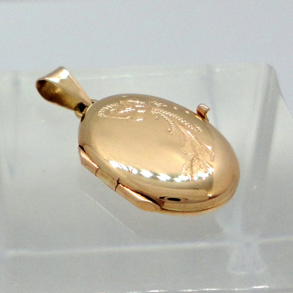 Kultainen pieni medaljonki.