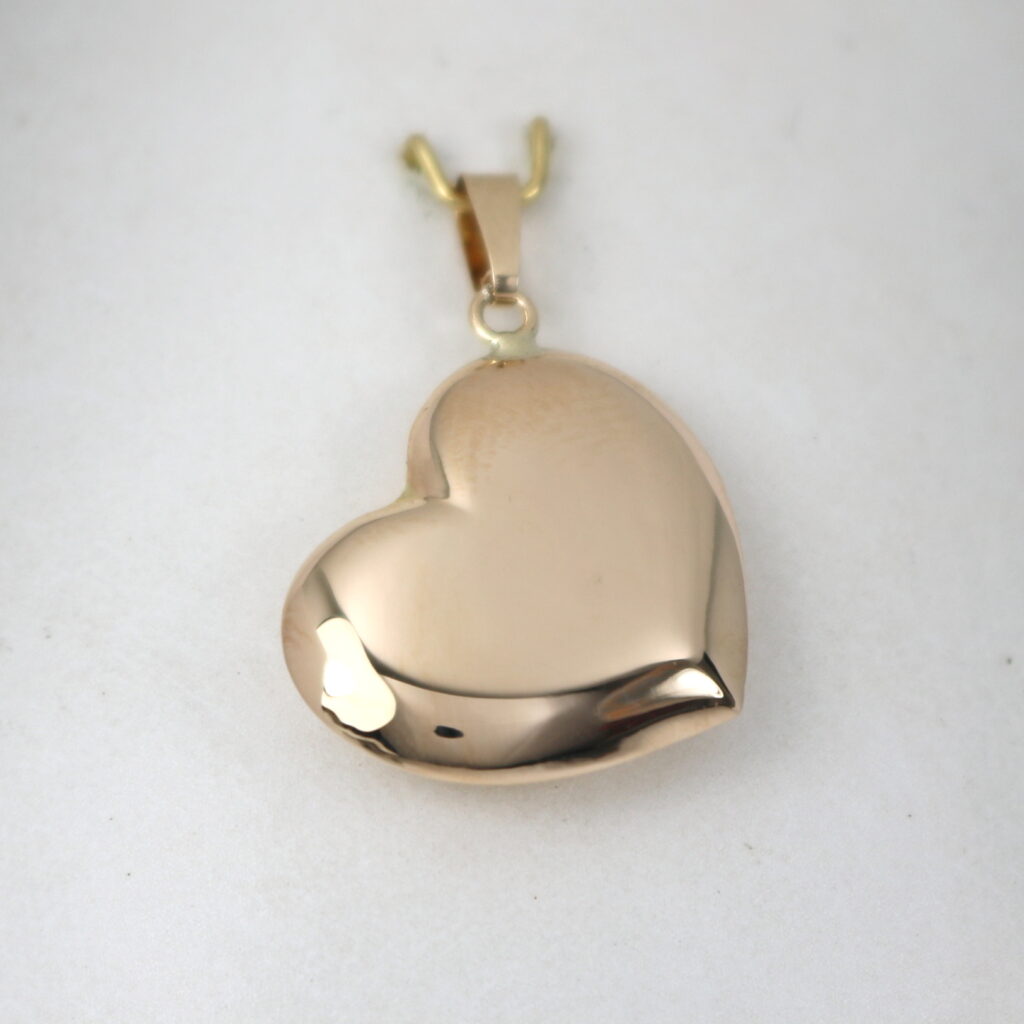 Kultainen sydänriipus.