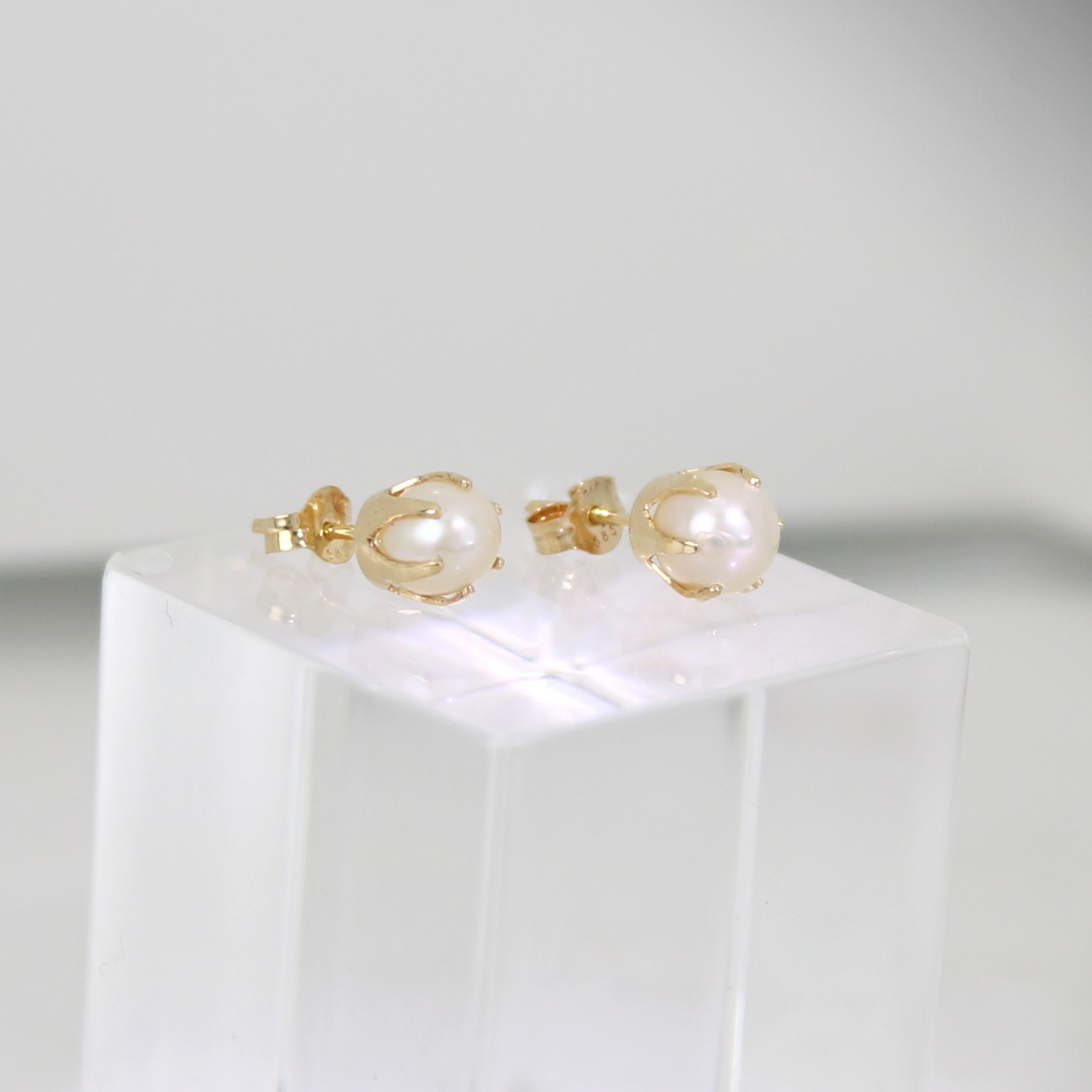 Kultaiset 6 mm korvakorut