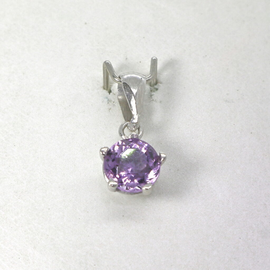 Valkokultainen ametistiriipus 6 mm