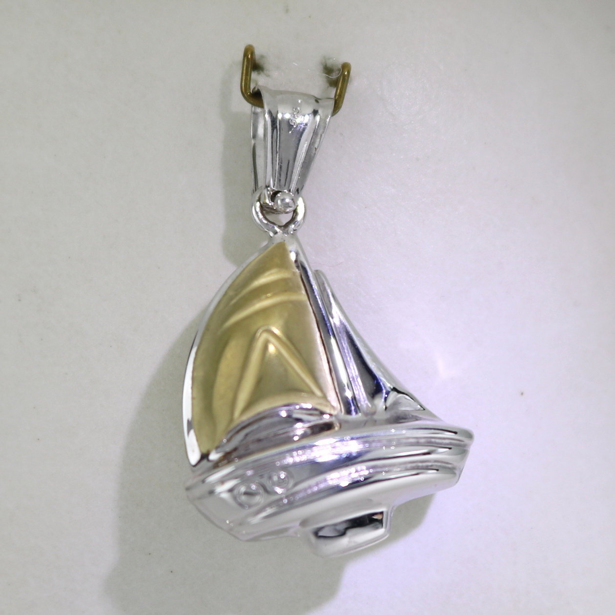 2-värinen kultainen veneriipus