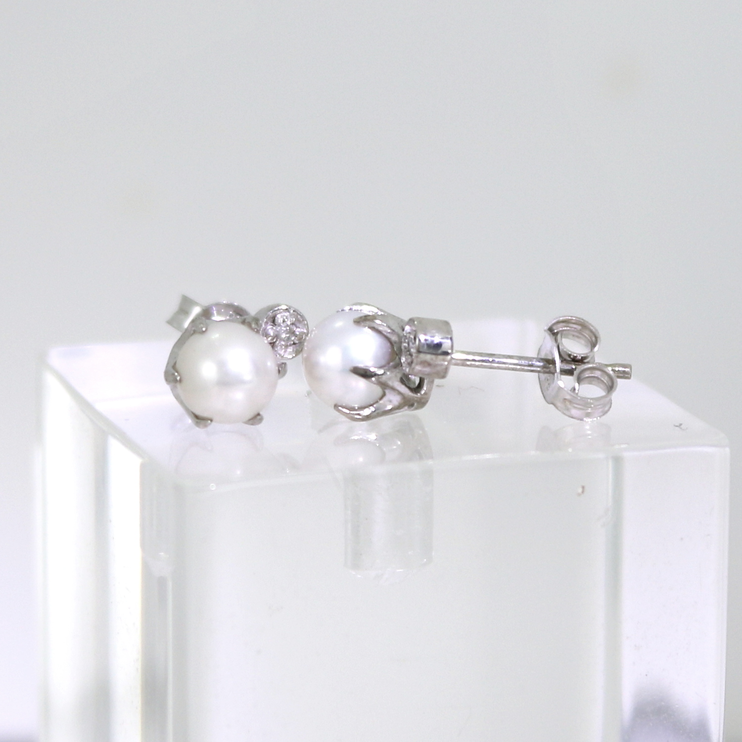 Valkokultaiset 5 mm helmikorvakorut 0.02 ct timanteilla